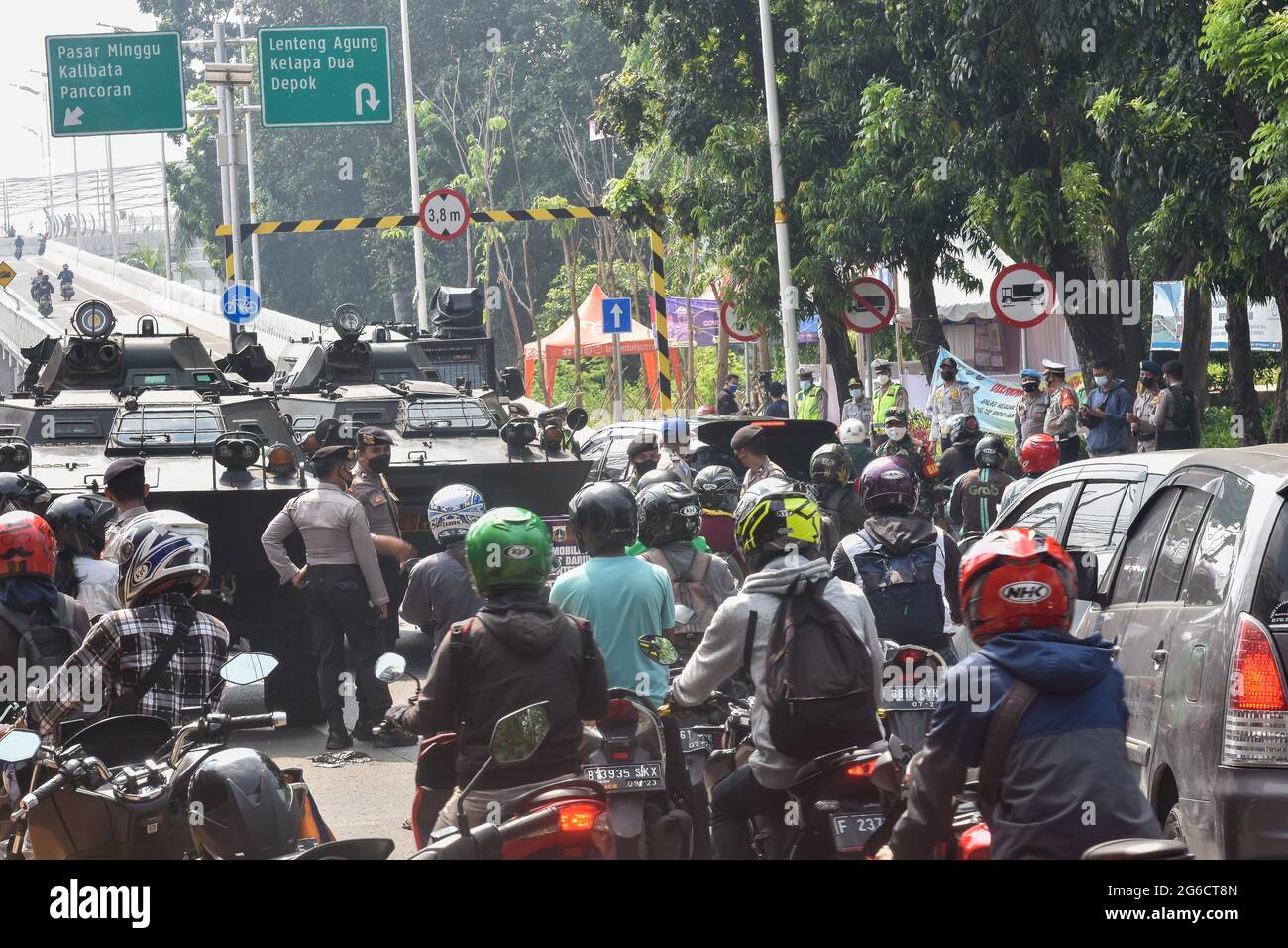 South Jakarta, Indonesien. Juli 2021. Die gemeinsame indonesische Polizei und Militärmacht halten Motorräder und Autos an der Kontrollstelle in Jakarta an. Indonesien hat ab Juli 3-20 in Java und Bali Einschränkungen für die Aktivitäten der Gemeinschaft in Notfällen, lokal bekannt als PPKM, verhängt, um den Ausbruch von Covid-19 einzudämmen, nachdem sich die vorherige Politik von Micro PPKM als unwirksam erwiesen hatte. Kredit: SOPA Images Limited/Alamy Live Nachrichten Stockfoto