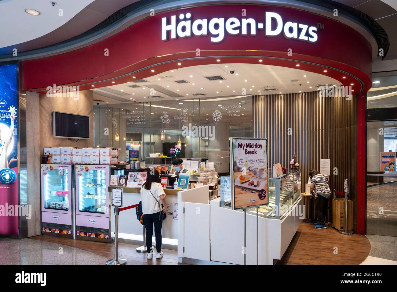 Hongkong, China. Juli 2021. Ein Kunde, der im Laden der amerikanischen Eismarke Häagen-Dazs in Hongkong gesehen wurde. Kredit: SOPA Images Limited/Alamy Live Nachrichten Stockfoto