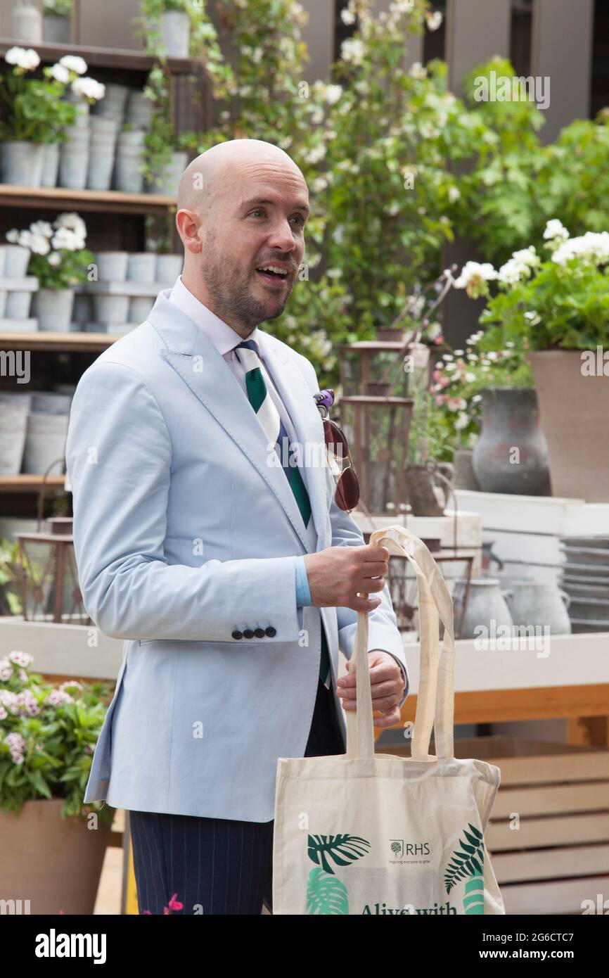 Hampton Court, England, 2. Juli 2021: Tom Allen, Komiker und TV-Moderator, schaut beim RHS Hampton Court Palace Garden Festival durch den RHS-Shop. Rachel Royse/Alamy Live News Stockfoto