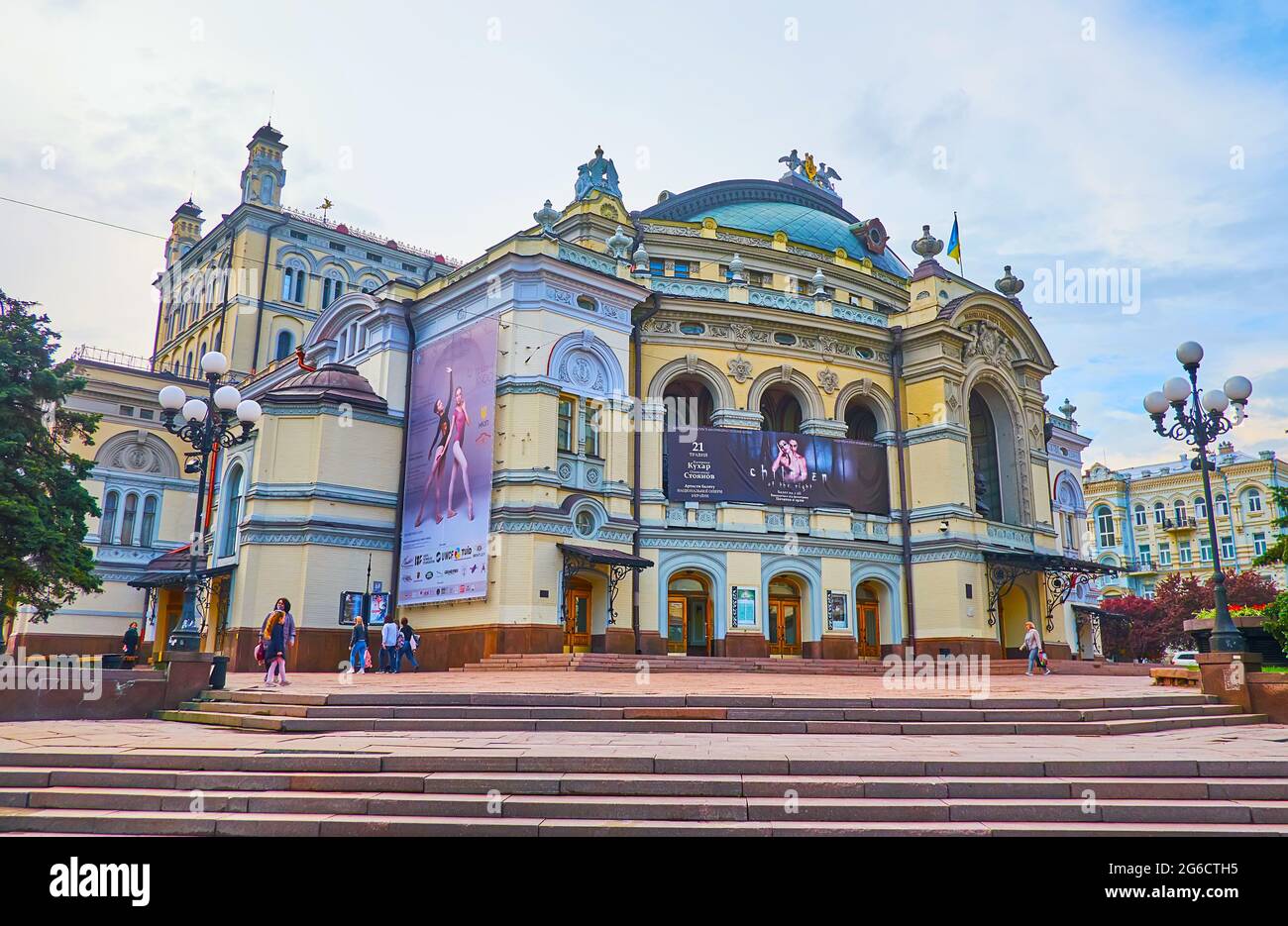KIEW, UKRAINE - 18. MAI 2021: Außenansicht des Nationalen Academian Opera and Ballet Theatre of Taras Schewtschenko, gelegen in der Wolodymyrska Straße, am 18. Mai i Stockfoto