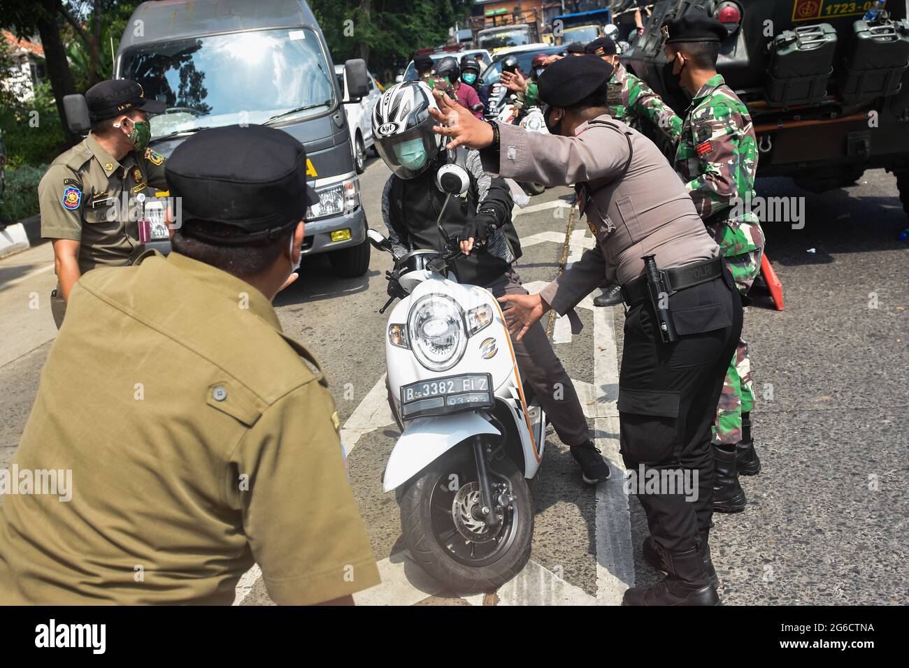 South Jakarta, Indonesien. Juli 2021. Die gemeinsame indonesische Polizei und Militärmacht halten Motorräder und Autos an der Kontrollstelle in Jakarta an. Indonesien hat ab Juli 3-20 in Java und Bali Einschränkungen für die Aktivitäten der Gemeinschaft in Notfällen, lokal bekannt als PPKM, verhängt, um den Ausbruch von Covid-19 einzudämmen, nachdem sich die vorherige Politik von Micro PPKM als unwirksam erwiesen hatte. (Foto von Agung Fatma Putra/SOPA Images/Sipa USA) Quelle: SIPA USA/Alamy Live News Stockfoto