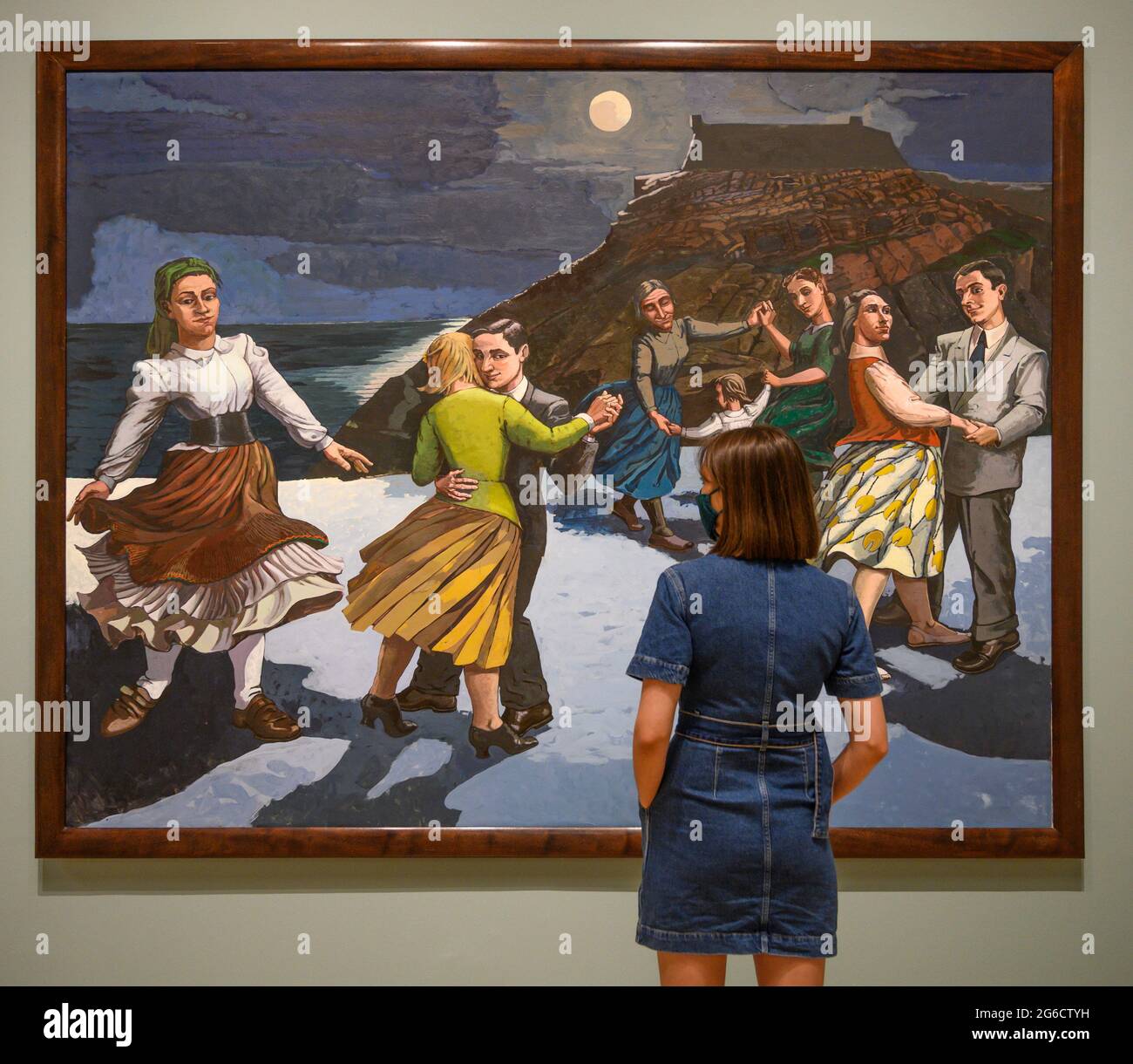 Tate Britain, London, Großbritannien. 5. Juli 2021. Die größte umfassende Retrospektive von Paula Regos Werk in Großbritannien, die vom 7. Juli bis 24. Oktober 2021 läuft. Rego, eine kompromisslose Künstlerin von außergewöhnlicher Vorstellungskraft, definierte die figurative Kunst neu und revolutionierte die Art und Weise, wie Frauen repräsentiert werden. Bild: Der Tanz, 1988. Tate. Quelle: Malcolm Park/Alamy Live News Stockfoto