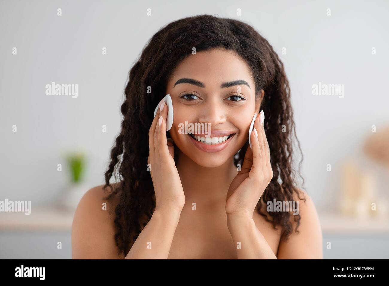 Reinigung Gesicht von Make-up, Problem Hautpflege und tägliche Eingriffe zu Hause Stockfoto