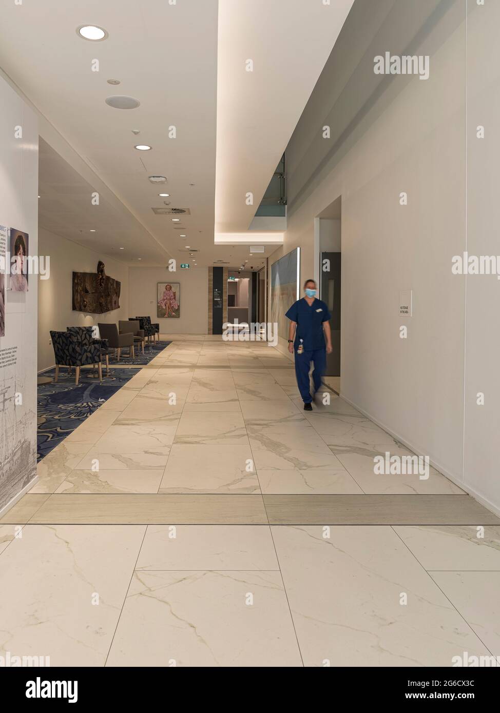Interner Korridor. St. Vincent's Private Hospital, Darlinghurst, Australien. Architekt: HASSELL, 2021. Stockfoto