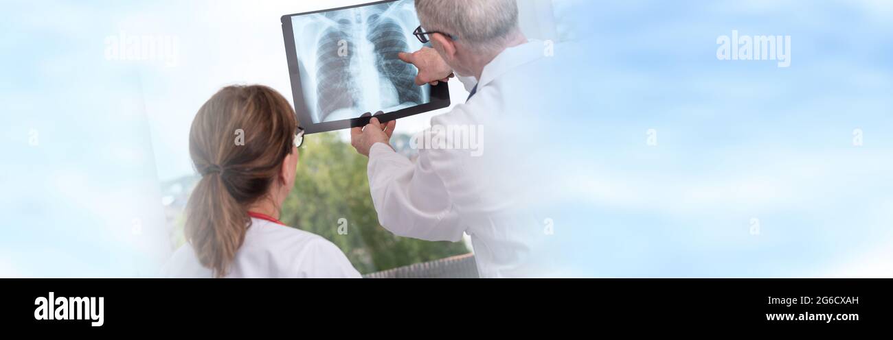 Zwei Ärzte untersuchen Röntgenbericht in der Arztpraxis Stockfoto