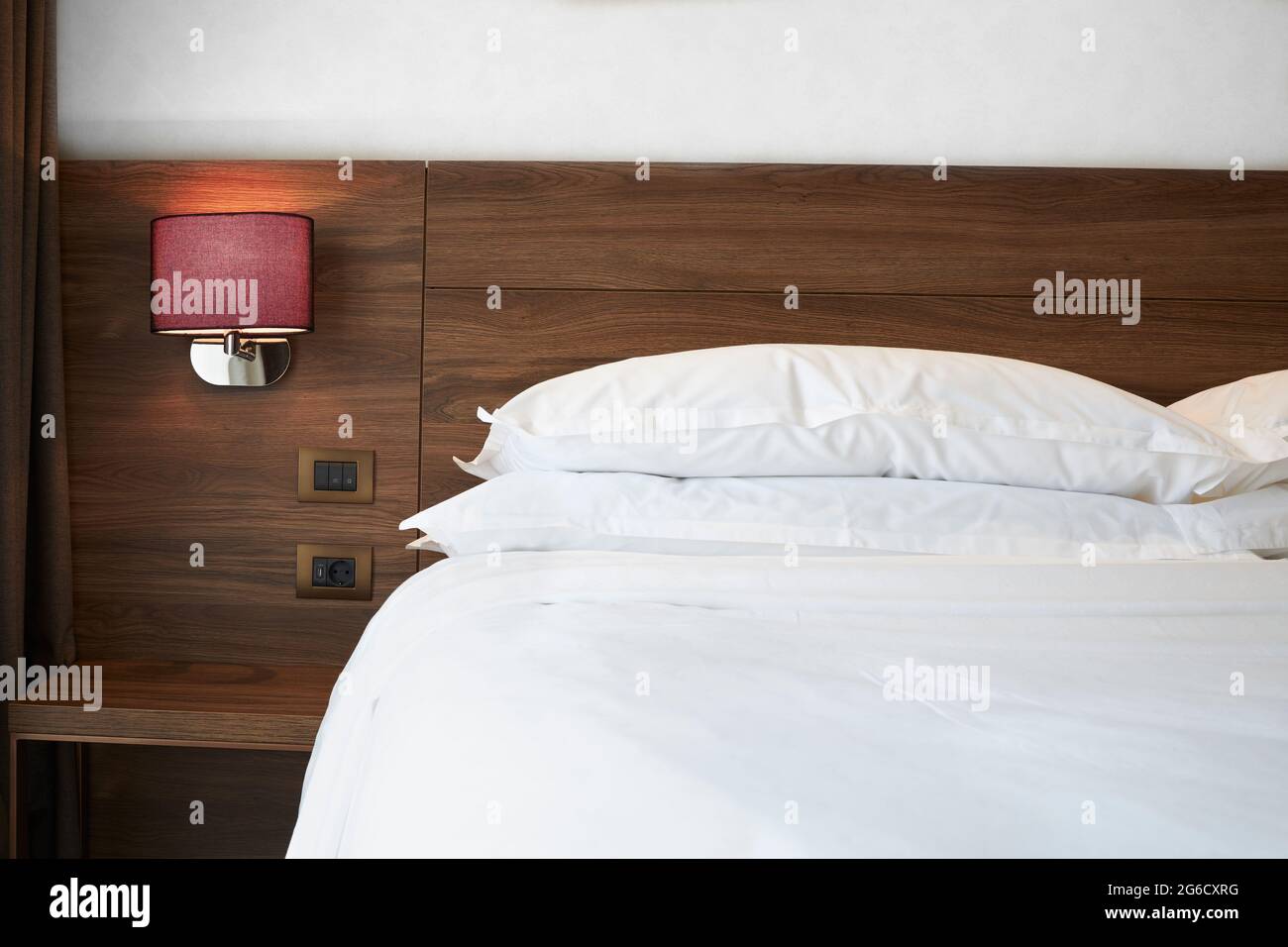 Hotelzimmer mit sauberen Laken Stockfoto