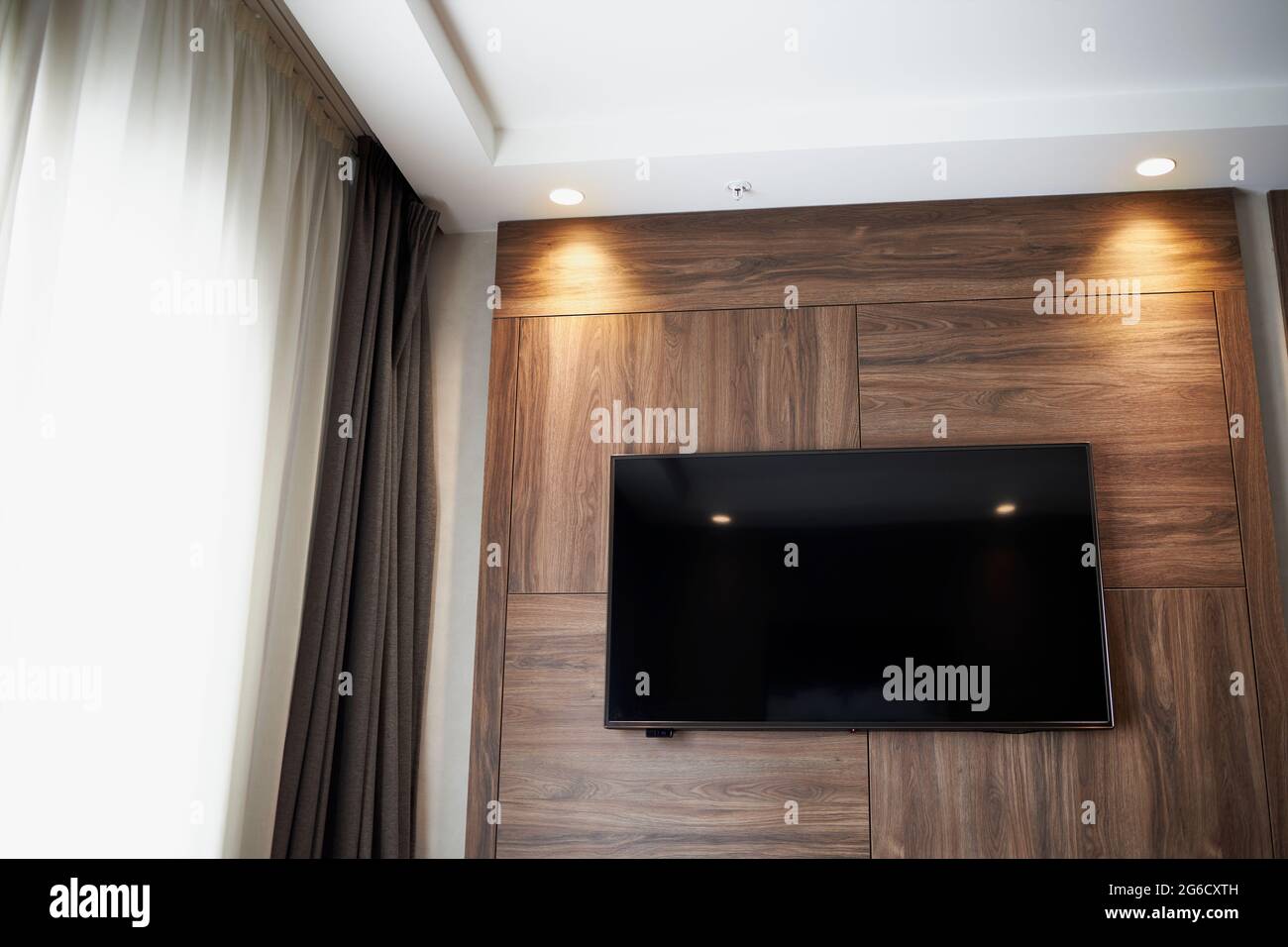 Smart-TV an einer Holzwand in einer gemütlichen Wohnung Stockfoto