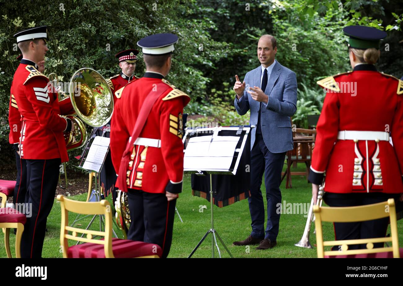 Der Duke of Cambridge dankt in seiner Rolle als Joint Patron of NHS Charities zusammen Bandmitgliedern während eines „Big Tea“ für NHS-Mitarbeiter im Buckingham Palace in London, um den 73. Geburtstag des NHS zu feiern. Bilddatum: Montag, 5. Juli 2021. Stockfoto