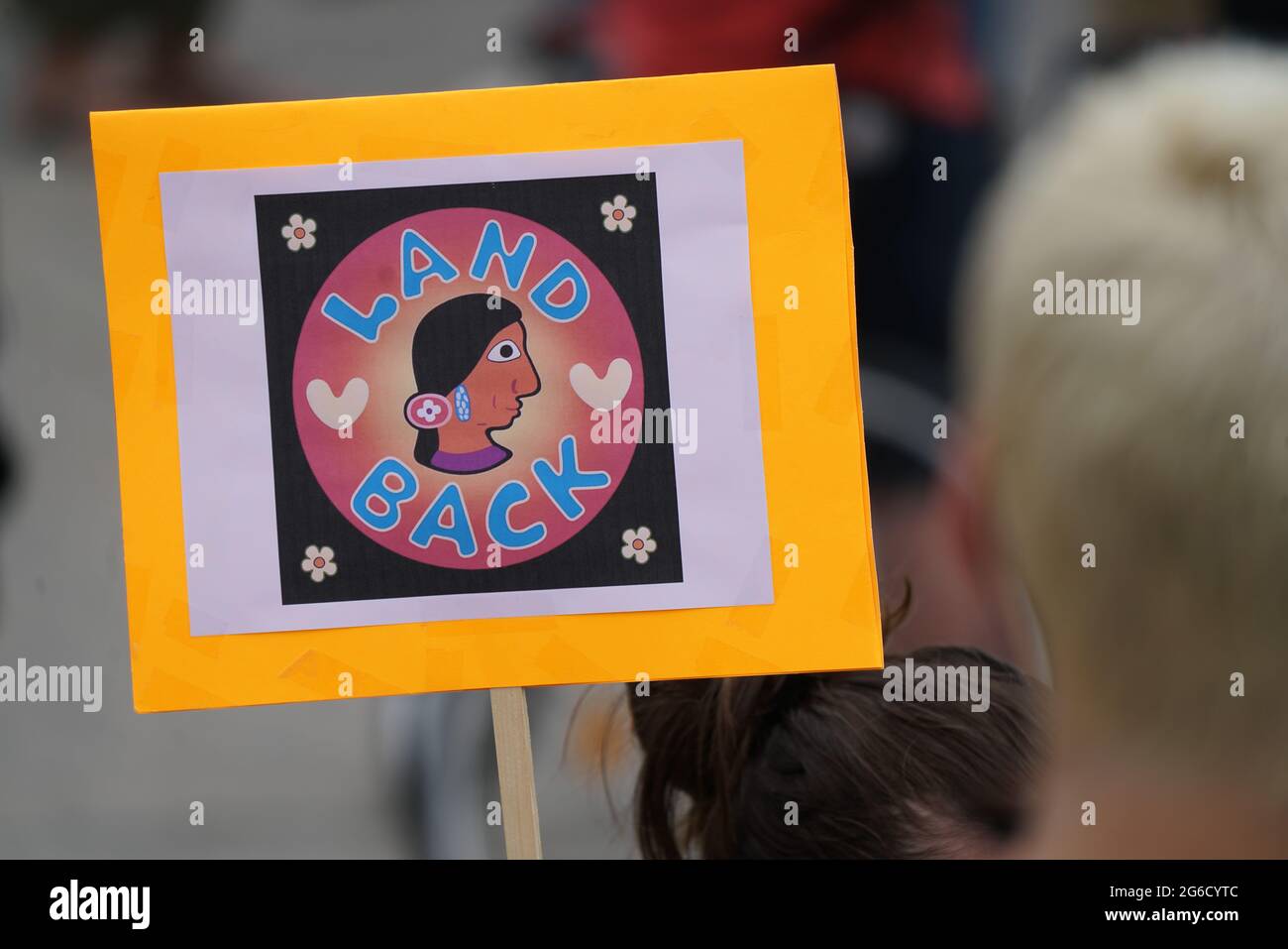 Montreal, Quebec, Kanada, 1. Juli 2021.Menschen, die Zeichen tragen, um gegen die Behandlung der indigenen Kultur zu protestieren.Mario Beauregard/Alamy News Stockfoto