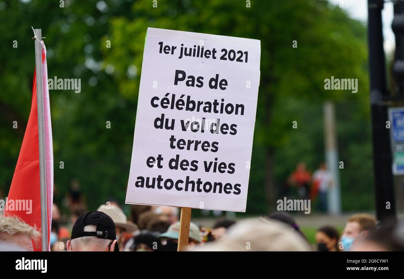 Montreal, Quebec, Kanada, 1. Juli 2021.Menschen, die Zeichen tragen, um gegen die Behandlung der indigenen Kultur zu protestieren.Mario Beauregard/Alamy News Stockfoto