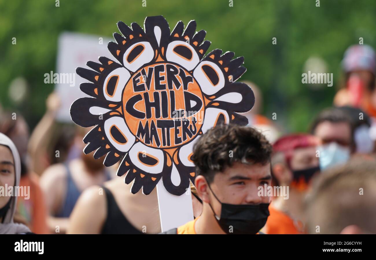 Montreal, Quebec, Kanada, 1. Juli 2021.Menschen, die Zeichen tragen, um gegen die Behandlung der indigenen Kultur zu protestieren.Mario Beauregard/Alamy News Stockfoto