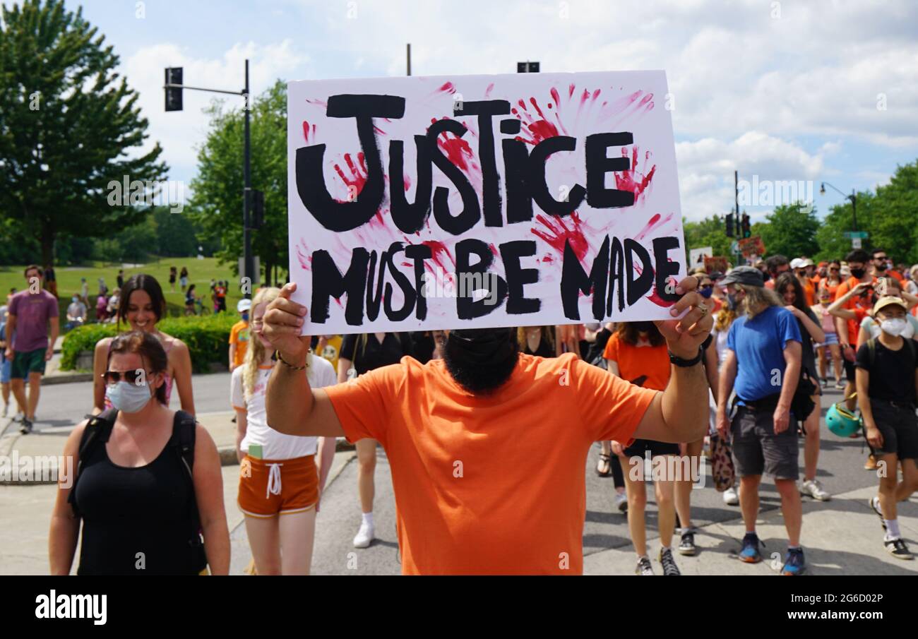 Montreal, Quebec, Kanada, 1. Juli 2021.Menschen, die Zeichen tragen, um gegen die Behandlung der indigenen Kultur zu protestieren.Mario Beauregard/Alamy News Stockfoto