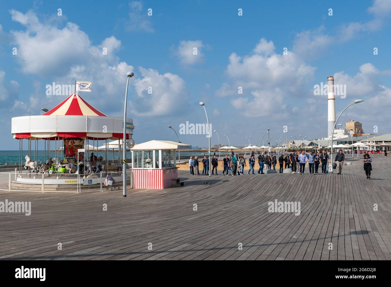 Touristen rund um das "erste hebräische Karussell" in Namal Tel Aviv - Handels- und Unterhaltungsviertel im Hafen von Tel Aviv. Israel Stockfoto