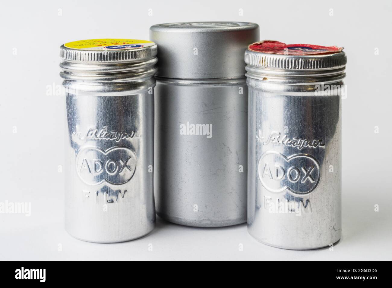 Drei alte alte alte Adox-Blechdosen Stockfoto