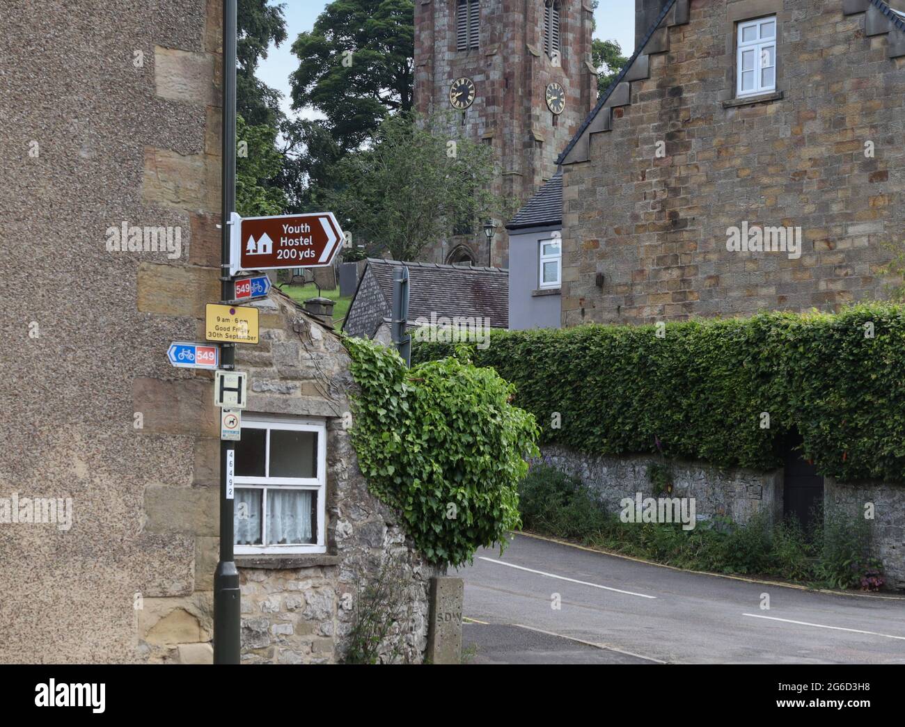 Jugendherbergsschild im Dorf Peak District - Hartington, Derbyshire, England, Großbritannien Stockfoto