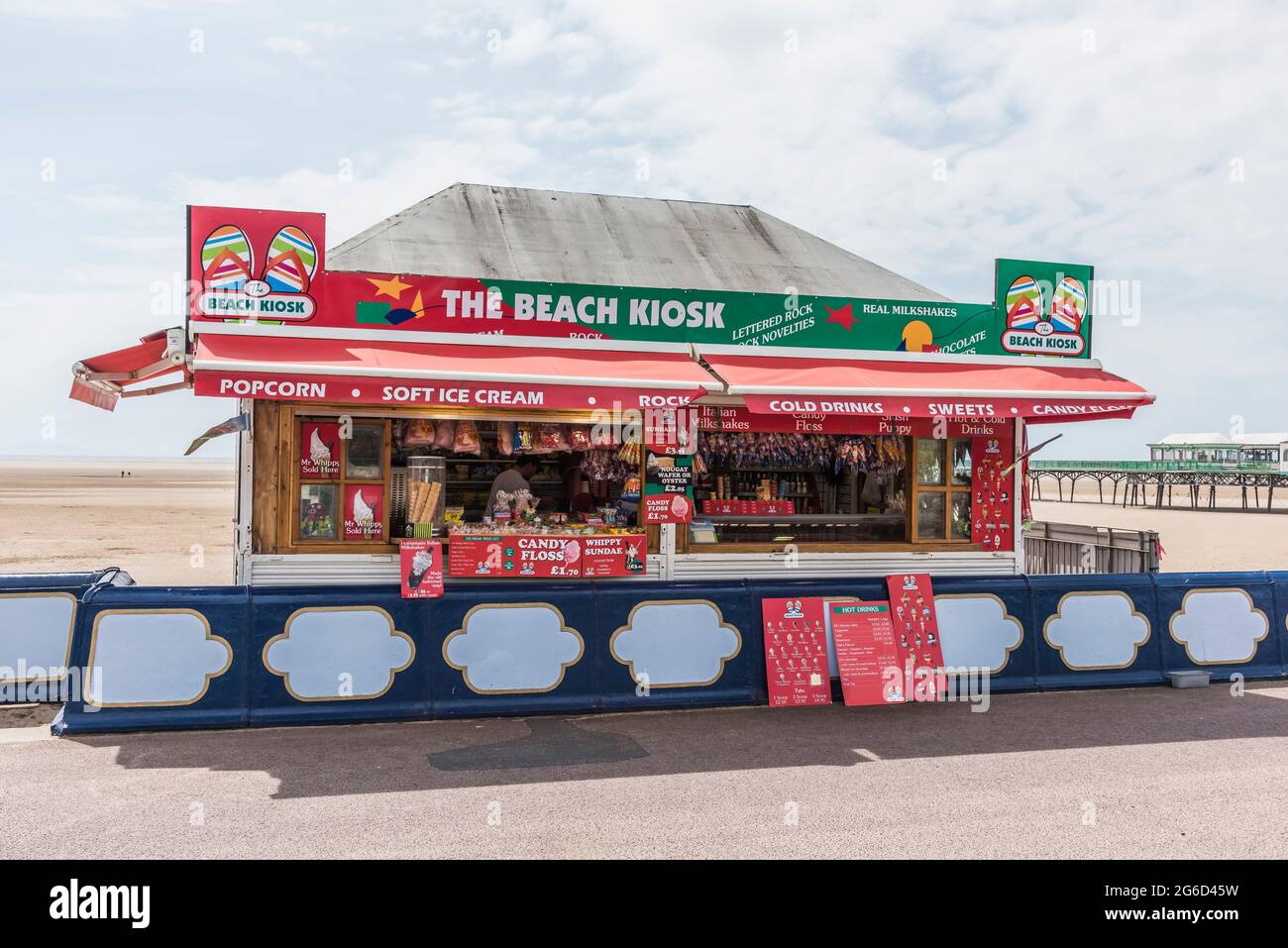 Das Bild zeigt einen Eiskiosks an der Strandpromenade in der Küstenstadt St. Annes on Sea in Lancashire, einem nahen Nachbarn von Blackpool Stockfoto