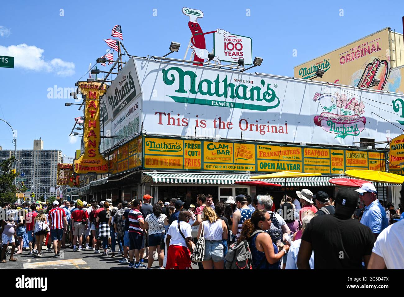 Am 4. Juli 2021 in New York warten Menschen in Nathans berühmten Hot Dogs auf Coney Island in der Schlange. 4. Juli 2021 Stockfoto