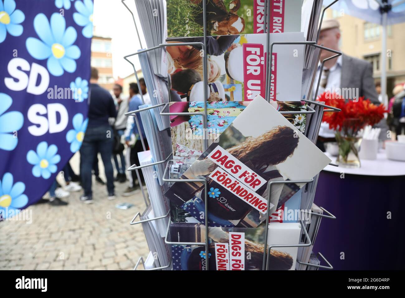 Wahlplakate und Wahllokale auf Trädgårdstorget in Linköping. Hier ist die Wahlpropaganda der Schwedischen Demokraten (SD). Stockfoto