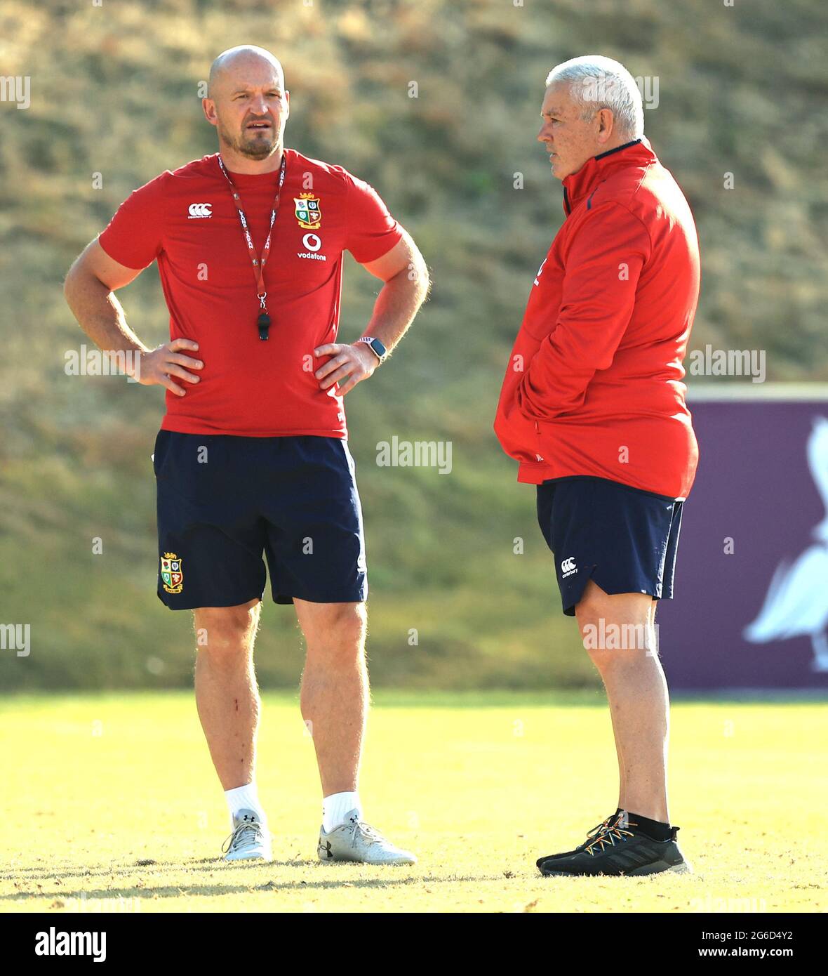 Warren Gatland, der Lions-Cheftrainer im Gespräch mit Gregor Townsend, dem Lions-Rückencoach, schaut sich während der britischen und irischen Lions-Trainingseinheit am St. Peter’s College am 05. Juli 2021 in Johannesburg, Südafrika, um. (Foto von David Rogers/Getty Images) während der Schulung der britischen und irischen Löwen am St. Peter's College in Johannesburg, Südafrika. Bilddatum: Montag, 5. Juli 2021. Stockfoto