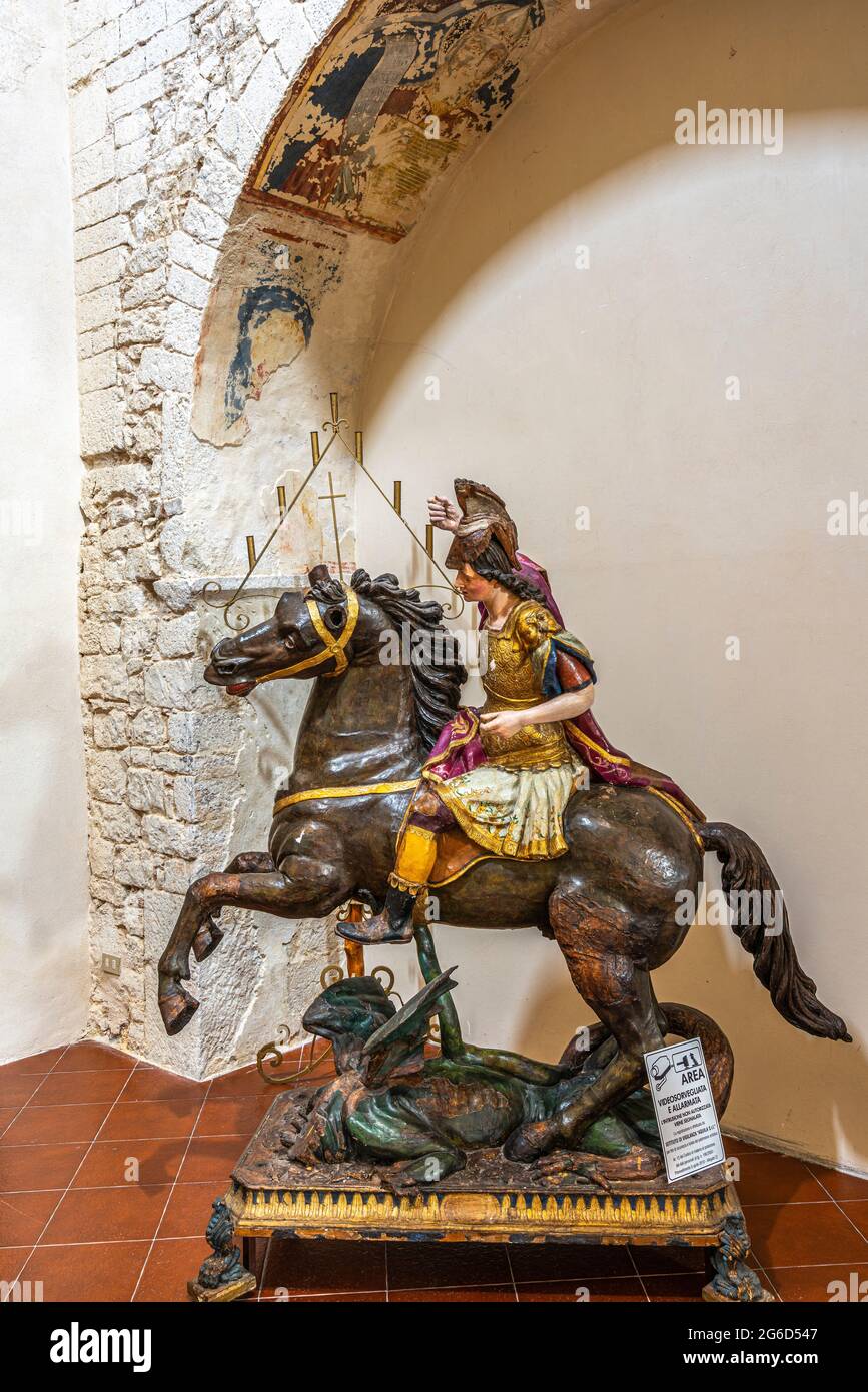 Prozessionsstatue des heiligen Georg auf dem Pferderücken, der den Drachen erschluß. Kirche San Giorgio in Campobasso. Molise, Italien, Europa Stockfoto