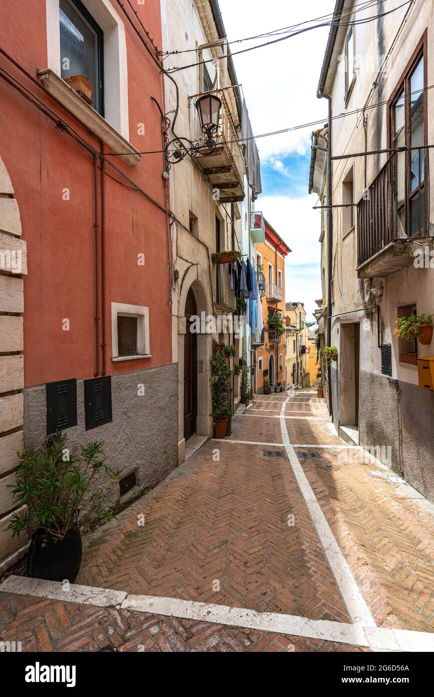 Gassen im historischen Zentrum von Campobasso mit farbigen Fassaden und Backsteinpflaster. Campobasso, Molise, Italien, Europa Stockfoto
