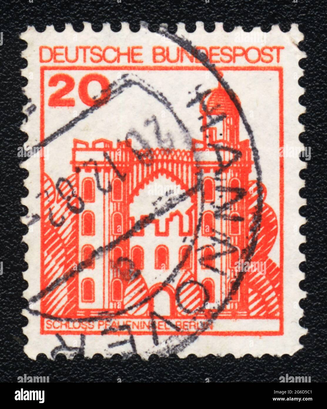 Eine in der DDR gedruckte Briefmarke zeigt Schloss Pfaueninsel Berlin, Deutschland, um 1982 Stockfoto