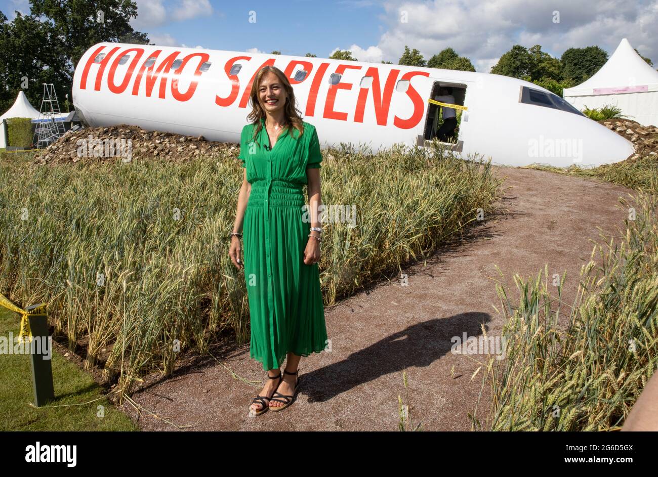 London, Großbritannien. Juli 2021. Felicity OÕRourke vor dem von ihr entworfenen Garten. Global Impact Garden, entworfen von Felicity OÕRourke, der sich der Bedrohung durch das 6. Massensterben widmet. Pressevorschau des RHS Hampton Court Palace Garden Festivals, das vom 6. Juli bis 11. Juli stattfindet. Kredit: Mark Thomas/Alamy Live Nachrichten Stockfoto