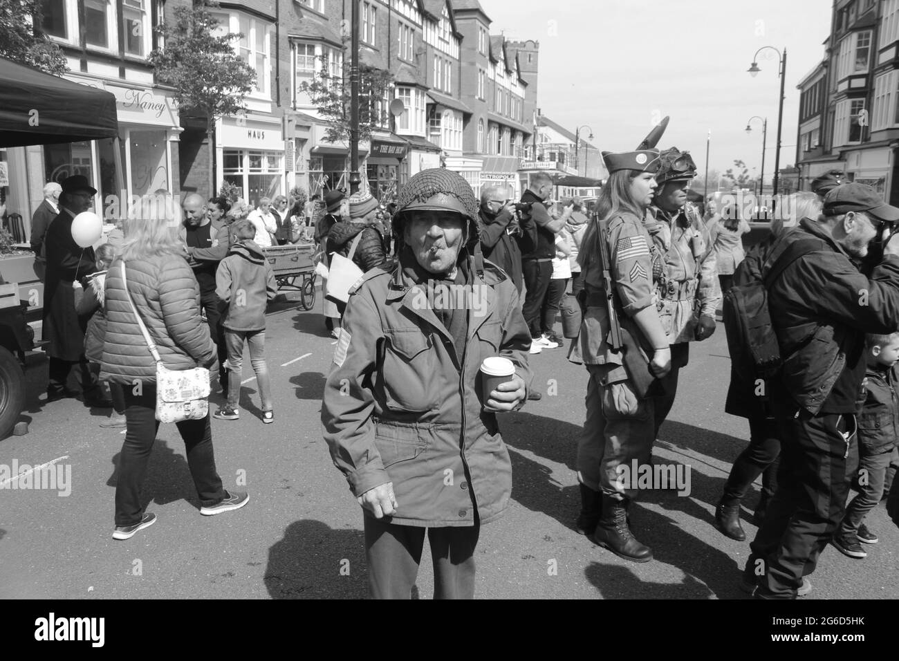 Colwyn Bay rollt die Jahre für ein Kriegswochenende des vierziger-Jahre-Militärfestivals zurück, das Nachstellungen von Schlachten und historischen Fahrzeugen umfasst Stockfoto