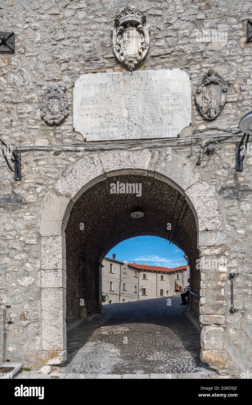 Eingang Bogen zum mittelalterlichen Dorf der Stadt Vastogirardi. Der Bogen wird von den Wappen der Familien dominiert, die ihn besaßen. Molise Stockfoto