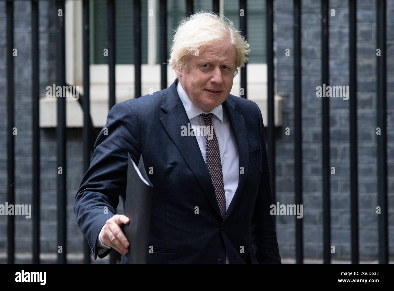 London, Großbritannien. 5. Juli 2021 der britische Premierminister Boris Johnson auf seinem Weg in die Downing Street auf dem Weg zu seiner jüngsten Pressekonferenz in Covid 19. Stockfoto