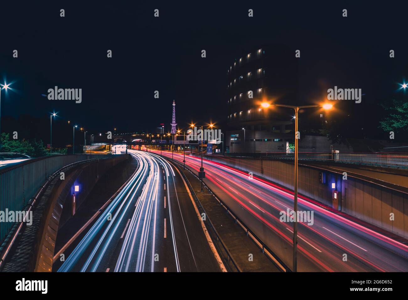 Autobahn 100 in Richtung Messedamm Berlin bei Nacht mit Lighttrails, Highway 100 in Berlin deutschland, Lighttrails, Funkturm Berlin in Backgrou Stockfoto