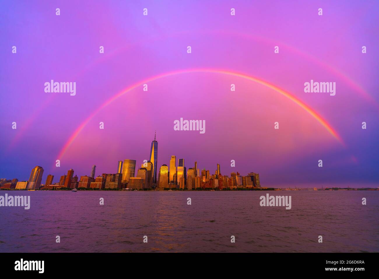 Rainbow erscheint über dem Wolkenkratzer New York City in Lower Manhattan. Stockfoto