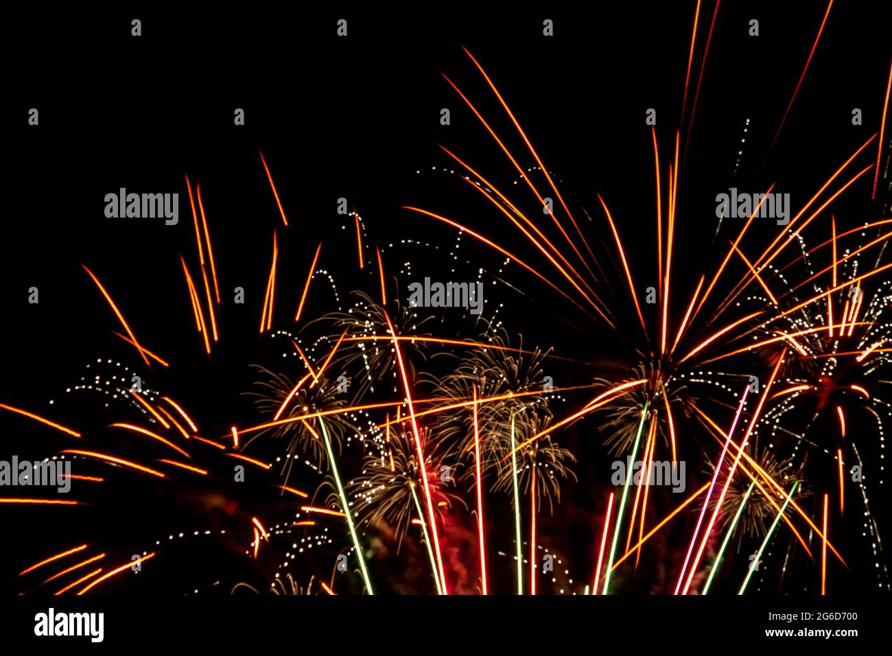 Country Fireworks leuchten am 4. Juli den Himmel über dem ländlichen Pennsylvania auf. Stockfoto