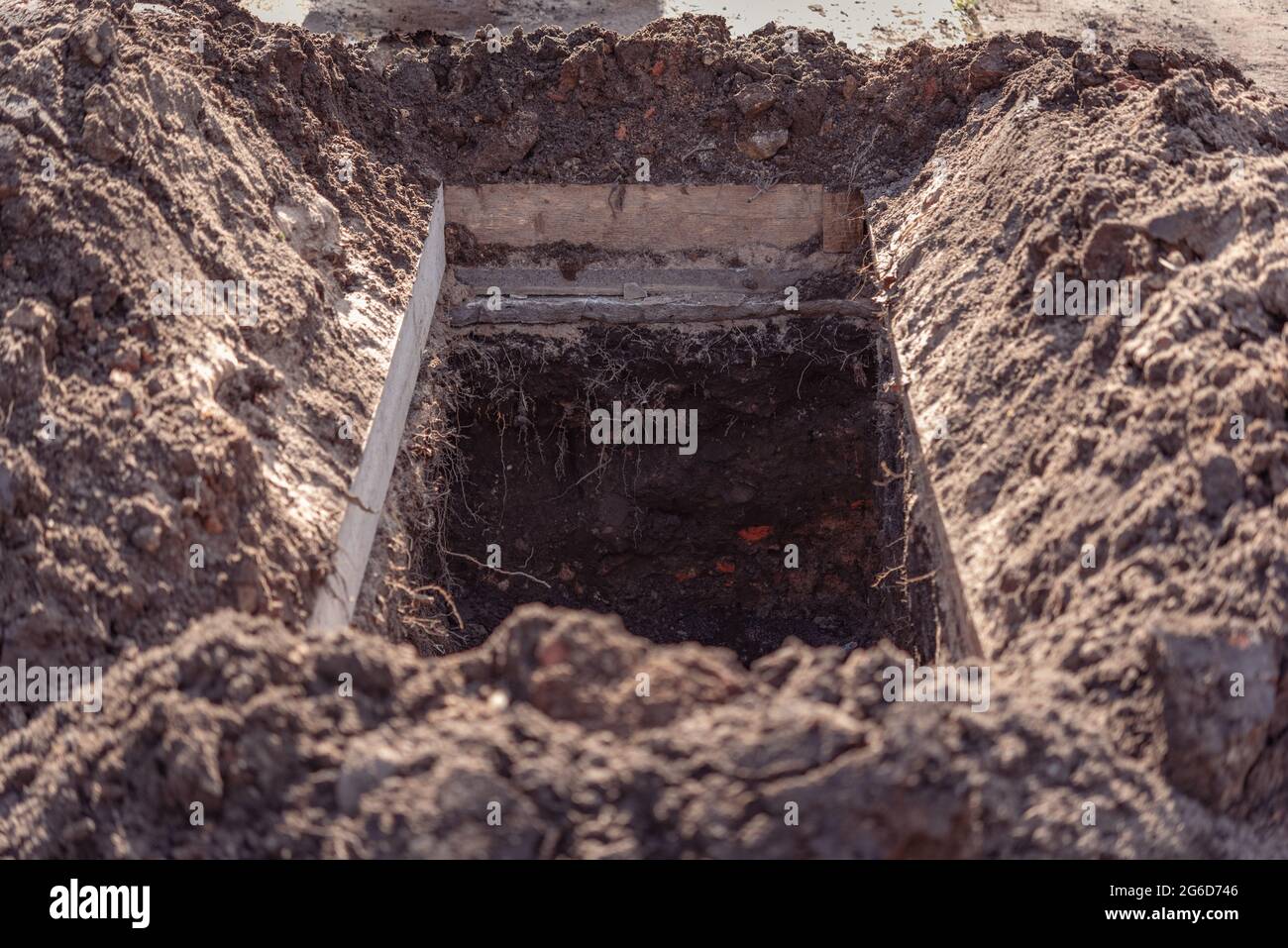Frisch gegrabene Grube auf dem Friedhof, eine Nahaufnahme. Stockfoto