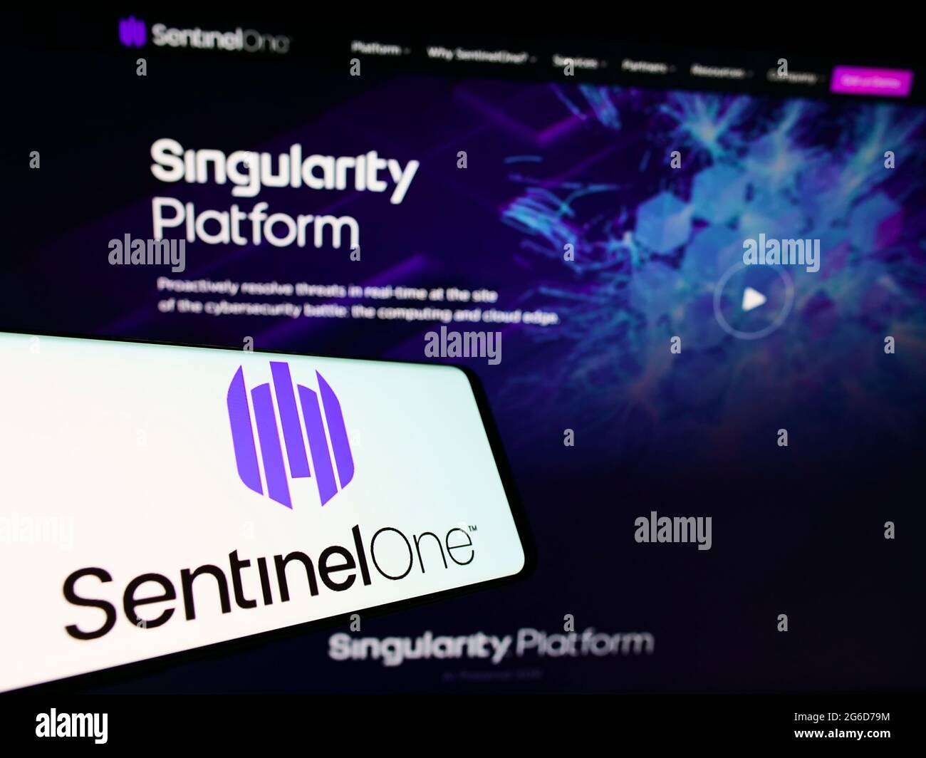 Handy mit Logo der Cybersecurity-Firma Sentinel Labs Inc. (SentinelOne) auf dem Bildschirm vor der Website. Konzentrieren Sie sich auf die Mitte rechts des Telefondisplays. Stockfoto