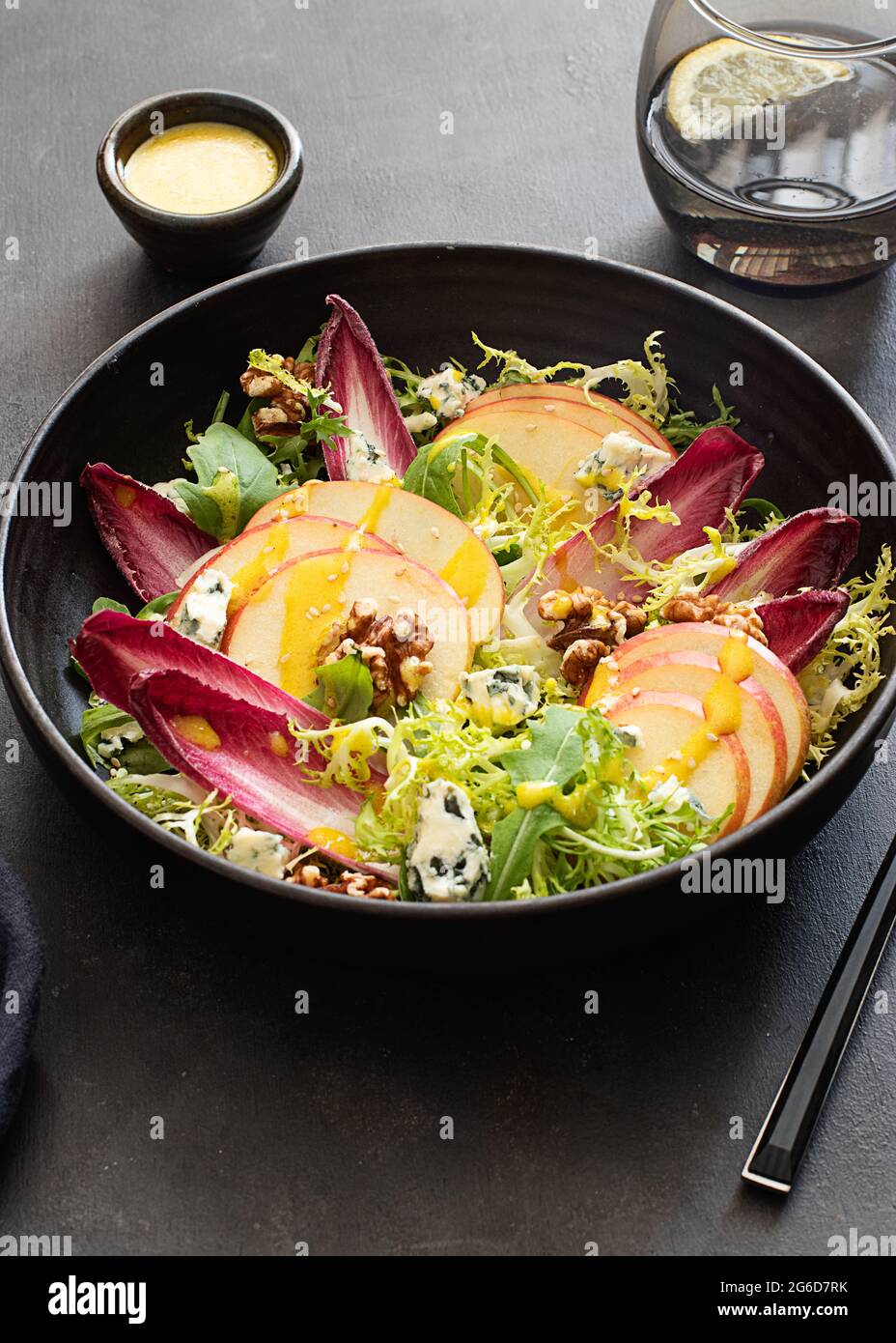 Von oben bunt köstlicher Salat mit Endives, Apfel und roquefort Käse auf dunklem Hintergrund Stockfoto