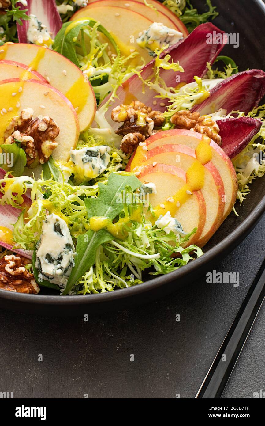 Von oben bunt köstlicher Salat mit Endives, Apfel und roquefort Käse auf dunklem Hintergrund Stockfoto