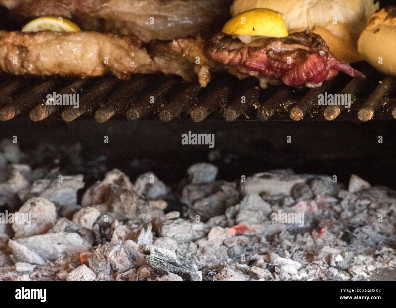 Fleisch verzehrfertig. Traditionelles argentinisches Barbecue Stockfoto