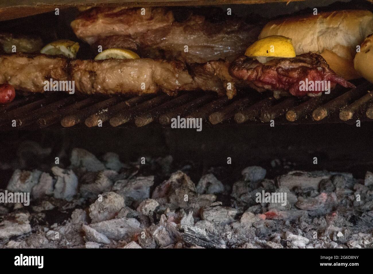 Fleisch verzehrfertig. Traditionelles argentinisches Barbecue Stockfoto