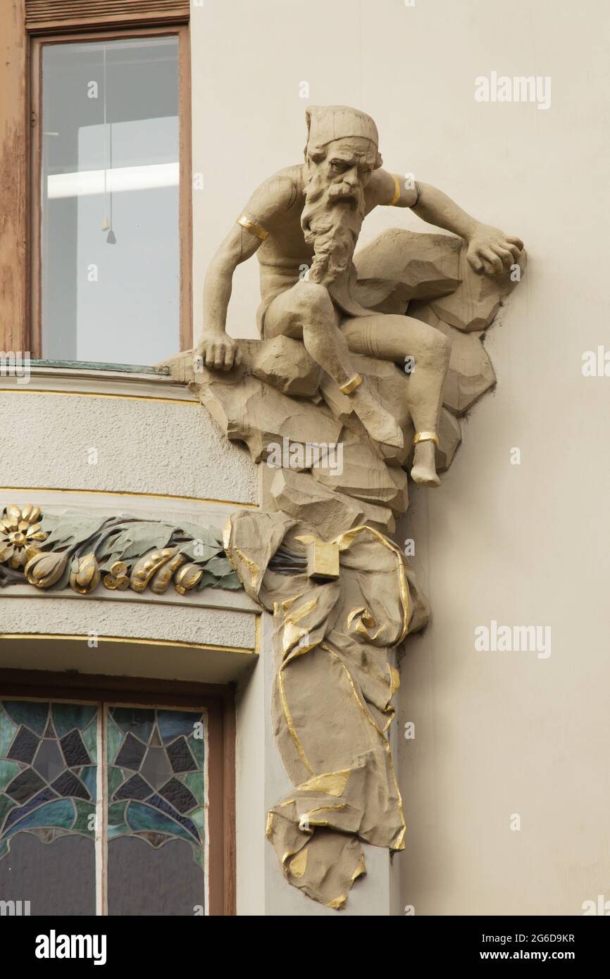 Jugendstil-Statue eines Zwerges, die auf dem Gebäude der Versicherungsgesellschaft Prag (Pojišťovna Praha) in der Národní Avenue in Staré Město (Altstadt) in Prag, Tschechische Republik, aufgestellt wurde. Das vom tschechischen Architekten Osvald Polívka entworfene Gebäude wurde von 1906 bis 1907 erbaut. Stockfoto