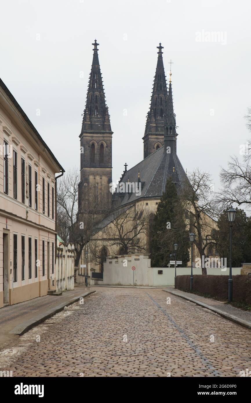 Basilika St. Peter und St. Paul (Bazilika svatého Petra a Pavla) in Vyšehrad in Prag, Tschechische Republik. Die von den tschechischen Architekten Josef Mocker und František Mikš im Stil der Gotik entworfene Basilika wurde zwischen 1885 und 1902 erbaut. Stockfoto