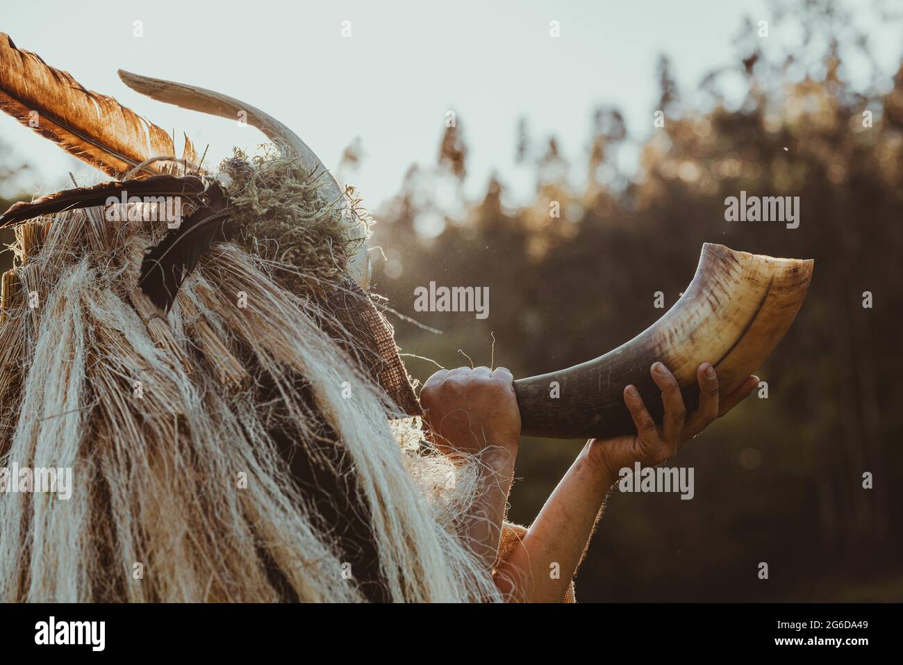 Schamane ruft die Geister in einer Zeremonie in einem Wald an Stockfoto