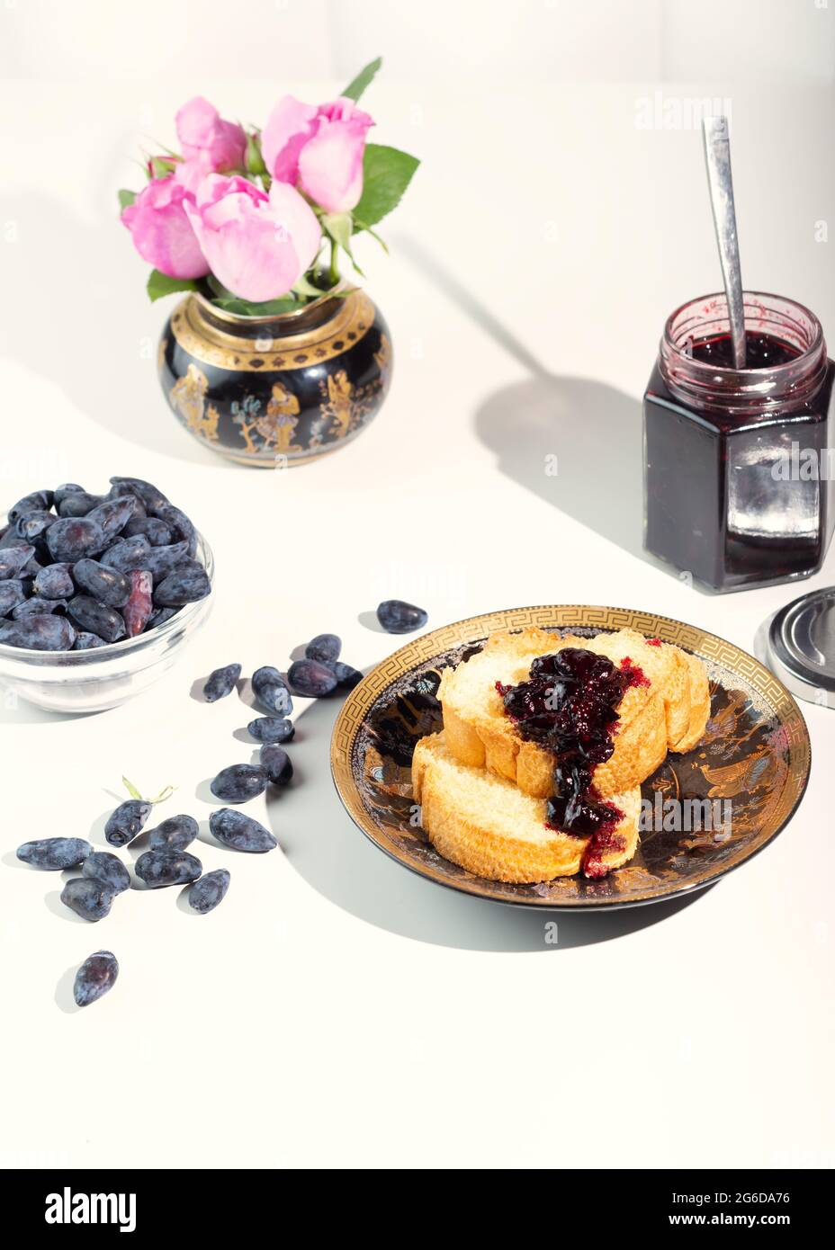 Das Blauhonig ist eine Frühbeere mit einer extrem hohen Konzentration an Anthocyanen und Flavonoid-Pigmenten. Geißelmarmelade mit Erythritol ist sui Stockfoto