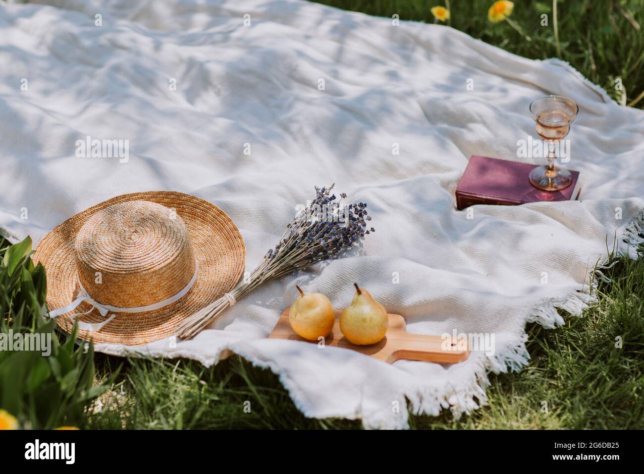 Crop anonymen Mann mit einer Pinzette, die trockene Cannabis Blume Knospen des Glases auf dem Tisch im Arbeitsbereich Stockfoto