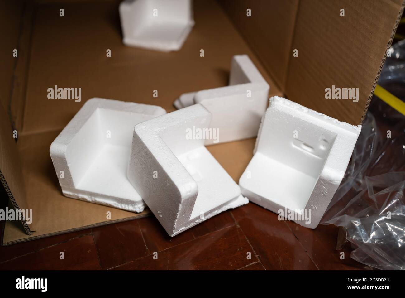 EPS-Schaum in einem Karton. Geschäumter Polystyrolschaum ist ein Produkt aus Styrolmonomer. Stockfoto