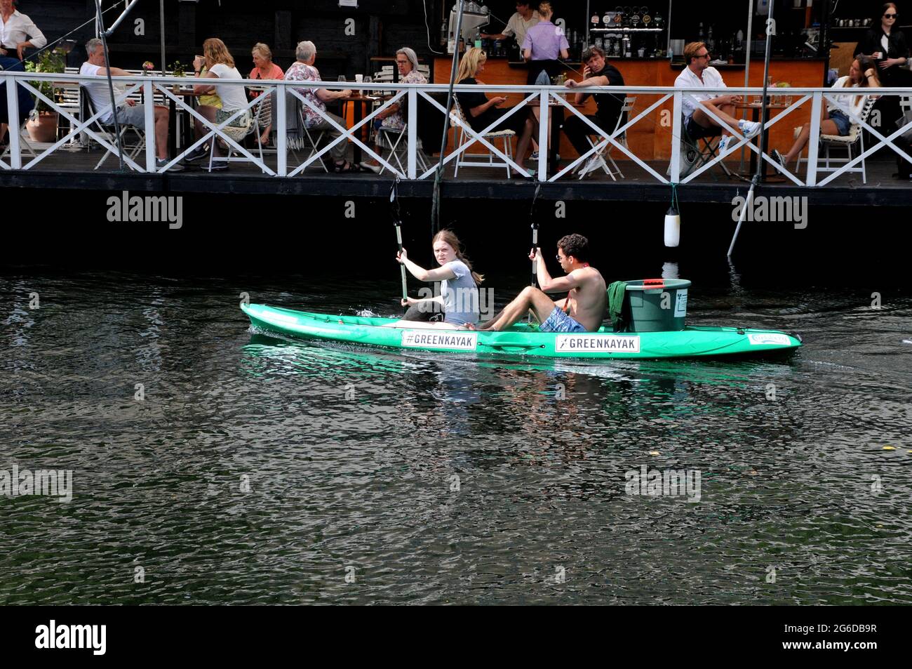 Kopenhagen, Dänemark. 05. Juli 2021,Green Kayak holt Abfall und Müll vom Kanal Christianhavn auf der Insel Amager in der dänischen Hauptstadt ab. (Foto..Fr. Stockfoto