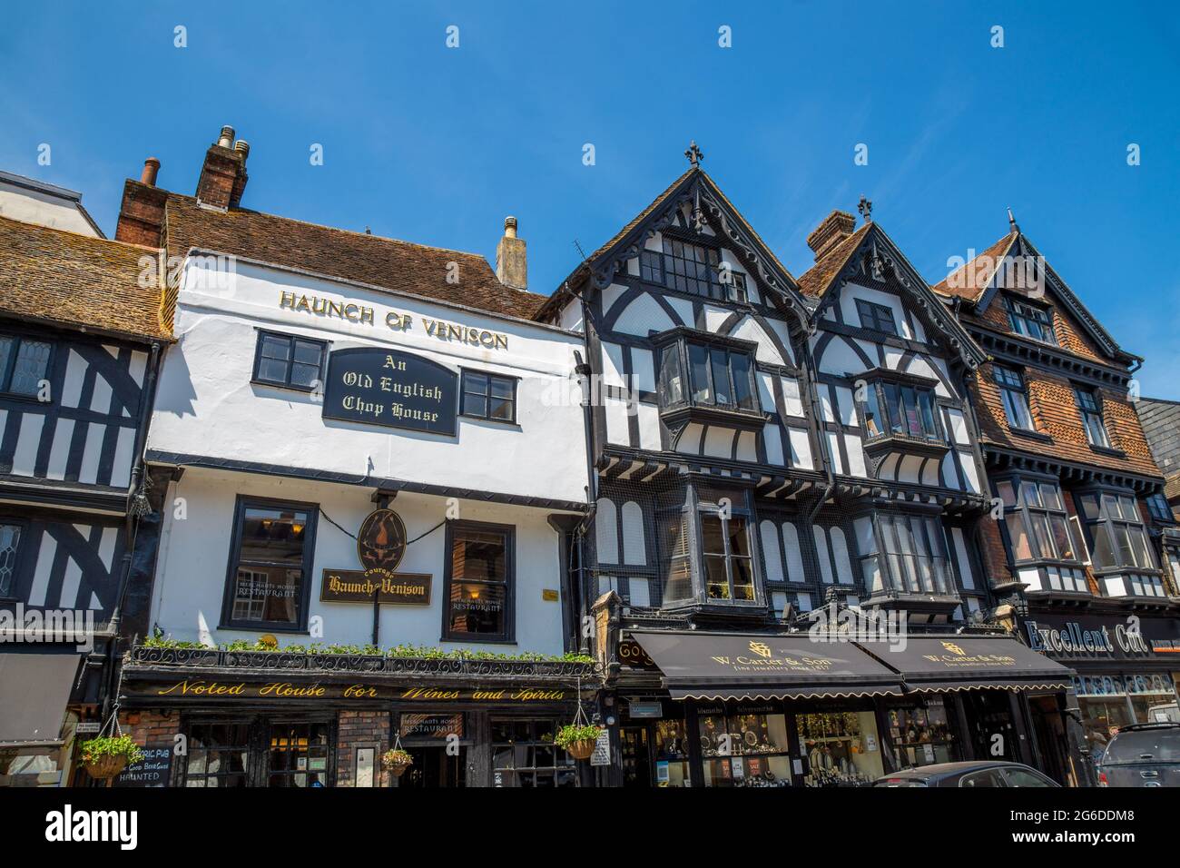 Historische Geschäfte und Gebäude in Salisbury, Wiltshire, England Stockfoto