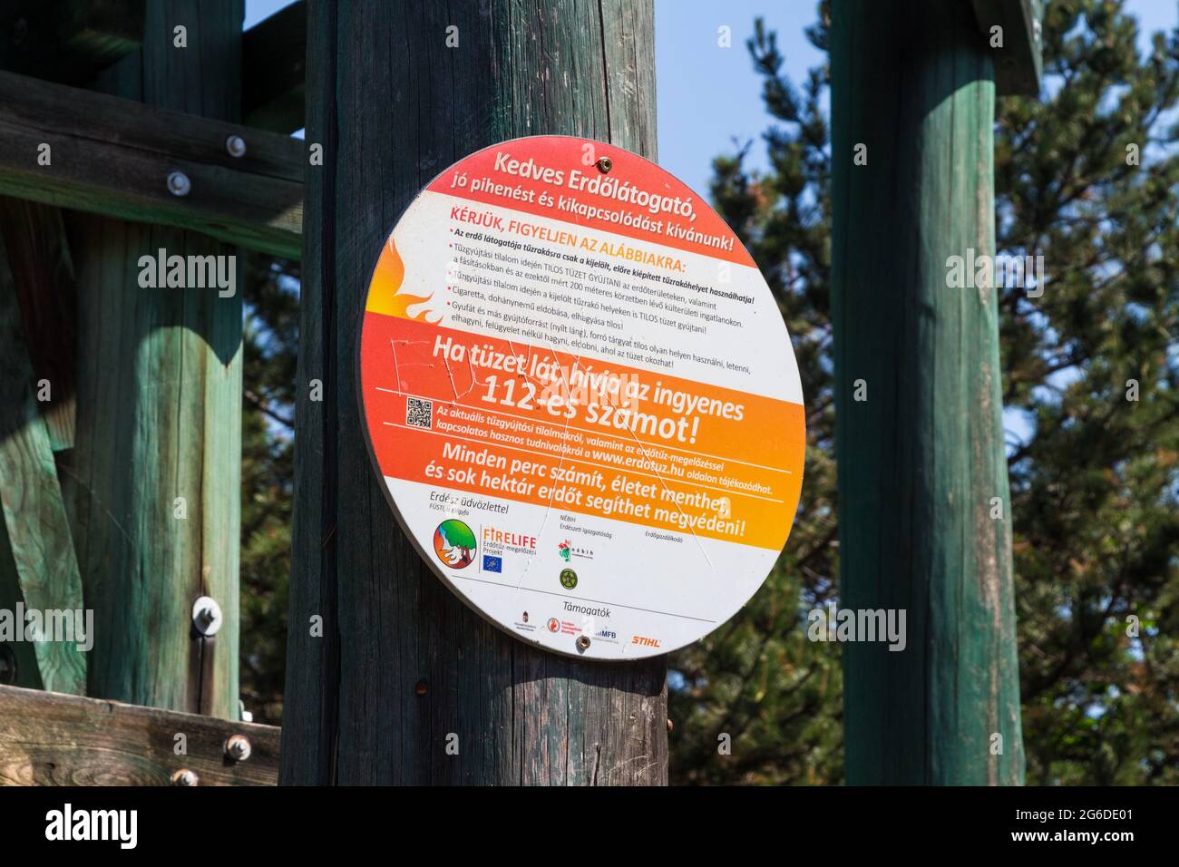 Warnschild über Brandgefahr auf Holzkonstruktion des Aussichtsturms, Sopron, Ungarn Stockfoto