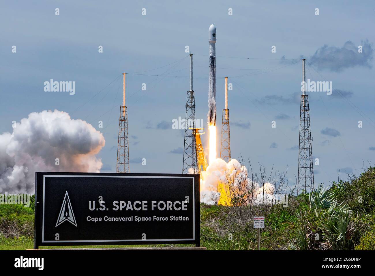 Eine Falcon 9-Rakete, die einen GPS III-5-Satelliten in die Umlaufbahn bringt, startet von LC-40 auf der Cape Canaveral Space Force Station, Florida, 17. Juni 2021. Die GPS III-Satelliten haben Signale, die dreimal genauer sind als die aktuelle Generation von Satelliten, und achtmal so viel wie der Störwiderstand. Stockfoto