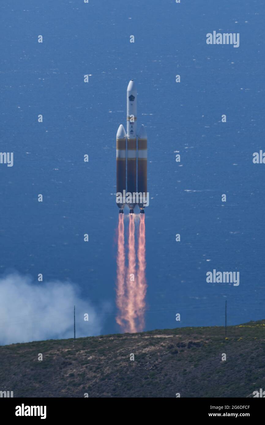 Eine United Launch Alliance Delta IV Schwere Rakete mit einer Nutzlast des National Reconnaissance Office, die vom Team Vandenberg vom Space Launch Complex-6 hier am Montag um 1:47 Uhr PDT gestartet wurde. Dies war die neunte Delta IV-Heavy, die von Vandenberg aus gestartet wurde, mit dem ersten Start am 20. Januar 201, und es ist die größte Rakete, die jemals von der Westküste der Vereinigten Staaten gestartet wurde. (USA Space Force Foto von Michael Peterson) Stockfoto